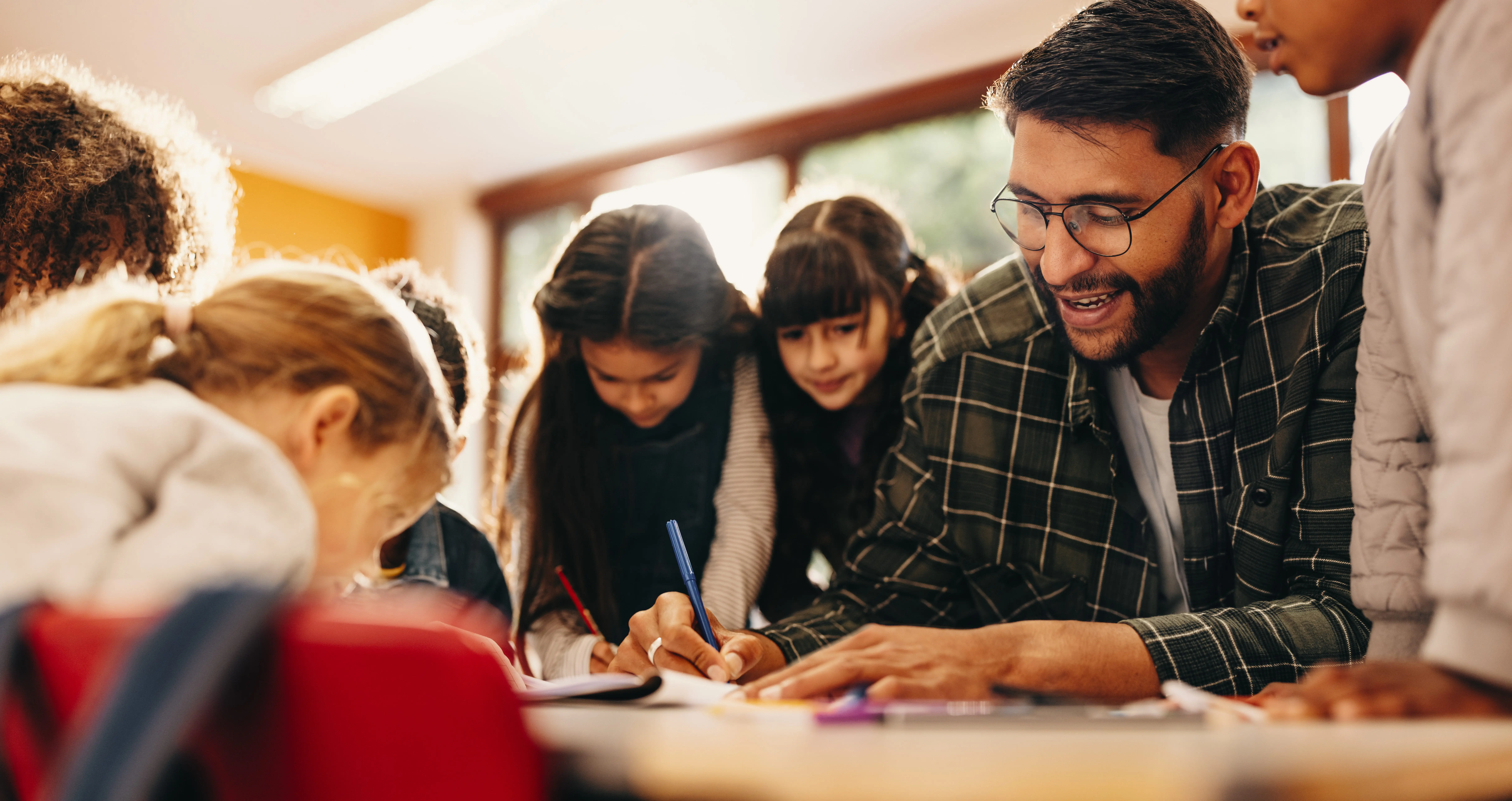 Kinderen schrijven met leraar onderwijs