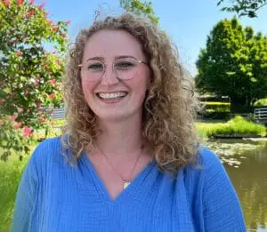 Portret Hannah, onderwijsassistent speciaal onderwijs, staat in een park