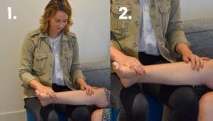 Steunkousen aantrekken. Een vrouw helpt een cliënt bij het aantrekken van steunkousen. De verzorgende vraagt de cliënt het been op jouw shoot wil leggen.